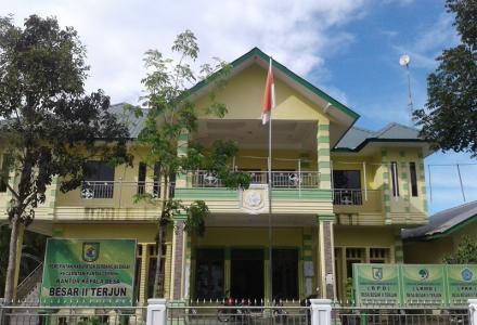 Masyarakat Desa Besar II Terjun, punya istana.