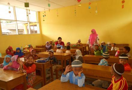 Pengabdian si Guru RA di Desa Besar II Terjun